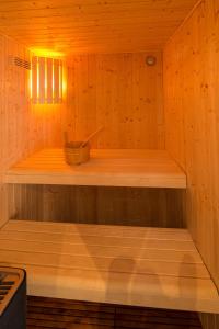 a sauna with a wooden floor and a wooden bowl at Hôtel Le Peu Breton in Sainte-Marie-de-Ré