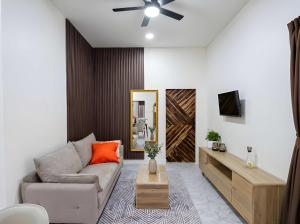 a living room with a couch and a tv at Villa Vista in Wok Tum