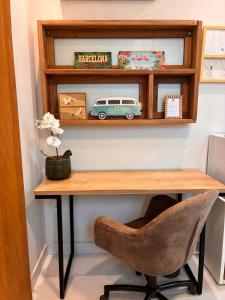 a desk with a toy car on a shelf at Quarto acolhedor in Aracaju