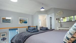 a bedroom with a bed with towels on it at Bilidowcar in Menai Bridge