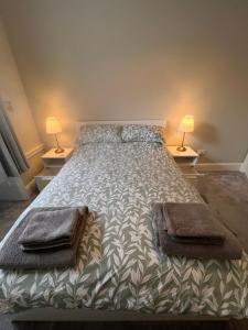 a bedroom with a large bed with two lamps on two tables at Stunning 2 bed apartment - central Norwich in Norwich