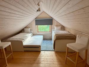 ein Zimmer mit zwei Betten und einem Fenster in der Unterkunft Circuitus in Växjö
