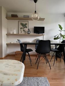 a dining room with a table and chairs at Moderne Ruheoase Allgäu in Oberreute