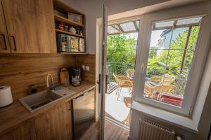 a kitchen with a sliding glass door leading to a patio at Dom Wypoczynkowy ANNA - pobyty również B&B in Kołobrzeg