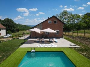 an aerial view of a house with a swimming pool at VIKENDICA GARAŠKI KUTAK in Arandelovac