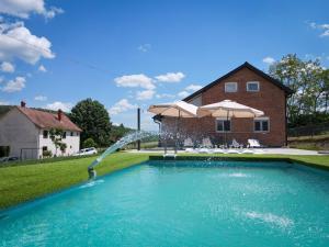 a swimming pool with a water fountain in a yard at VIKENDICA GARAŠKI KUTAK in Arandelovac