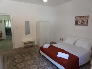 a bedroom with a bed with two towels on it at Doribella Holiday House in Pollina