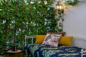 a room with a bed and a plant wall at Apartamento amplio con gran terraza y vistas in Monachil