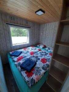 a bed in a small room in a tiny house at Mobilheim na louce Farma Simandl in Jiratice