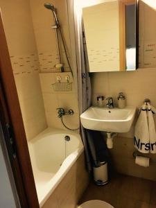 y baño con lavabo, aseo y bañera. en Apartament MetroMarymont en Varsovia