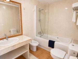 a bathroom with a sink and a toilet and a tub at Hotel Nautilus in Raxó +38 photos