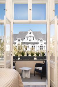 ein Schlafzimmer mit Blick auf ein Gebäude durch ein Fenster in der Unterkunft Hotel Augusta Am Kurfürstendamm in Berlin