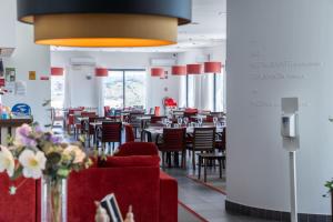 a dining room with tables and chairs in a restaurant at Hotel Freixo Douro Superior in Freixo de Espada à Cinta