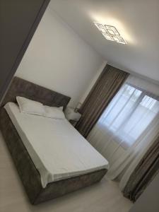 a bedroom with a bed and a window at Navis Mamaia Nord in Mamaia Sat/Năvodari