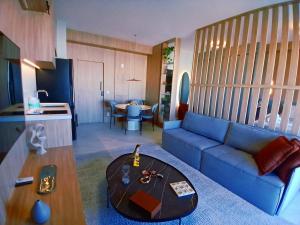 a living room with a blue couch and a table at Setin Downtown | Conforto no Centro de SP in São Paulo