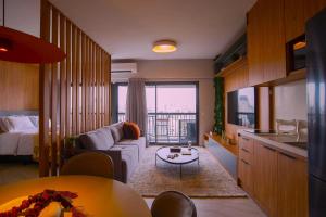 a living room with a couch and a bed and a table at Setin Downtown | Conforto no Centro de SP in São Paulo +256 photos