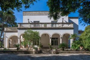 a house with a balcony on top of it at Villa Tuzzo in Lecce