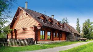 una gran casa de madera con techo de gambrel en Zrub Benango en Mengusovce