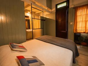 a bedroom with a bed in a room at A la Gurda Hostel - Barrio Sur in San Miguel de Tucumán