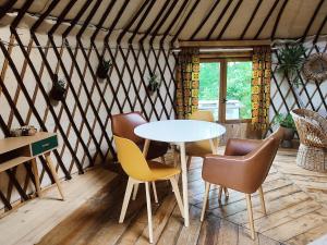 a white table and chairs in a yurt at Au Clères de yourte in Cléres