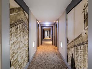 a hallway with a brick wall and a hallway with a corridorngthngthngthngth at Hotel Mercure Lisboa in Lisbon