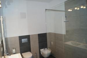 A bathroom at Loft Style 3 Room Apartment + terrace