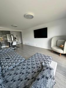 a living room with a bed and a couch at Casa Mediteraneana Verde in Alba Iulia