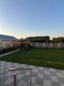 a backyard with a lawn and a building and water at Casa Mediteraneana Verde in Alba Iulia