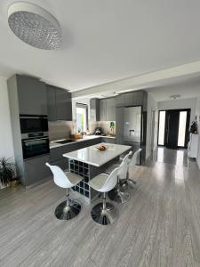 a kitchen with a table and some chairs in it at Casa Mediteraneana Verde in Alba Iulia