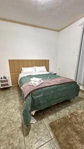 a bedroom with a bed with towels on it at Paraiso Mantiqueira in Paraisópolis