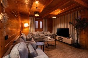 a living room with a couch and a tv at اكواخ مشارف ابها in Mahlal
