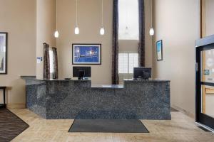 a lobby with a large granite counter top at Best Western Indian Oak in Chesterton +45 photos