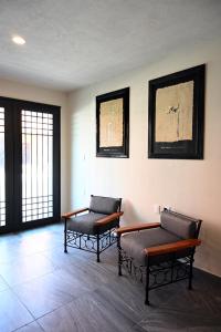 two benches sitting in a room with windows at Casa Tita in Acámbaro +1 photo