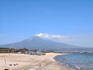 a view of a beach with a mountain in the background at Casa dolce casa in Trecastagni