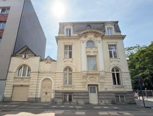 a large stone building with a large at La Ruche Oostende in Ostend