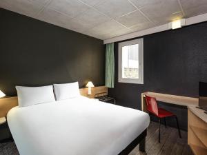 ibis Lannion tesisinde bir odada yatak veya yataklar +48 fotoğraf