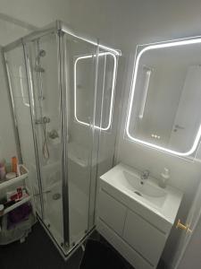a bathroom with a shower and a sink at Quarto 15 min de Lisboa in Amadora