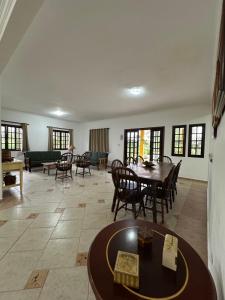 a living room with a table and chairs at Chácara porta do sol in Mairinque