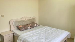 a bed with two pillows on it in a bedroom at Alsayah in Jazīrat as Sāyah