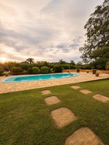 an image of a swimming pool in a yard at Chácara porta do sol in Mairinque
