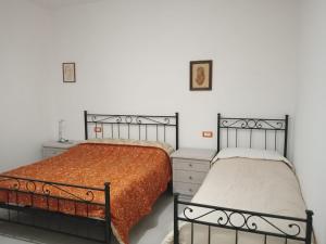 two beds sitting next to each other in a bedroom at La Poltrona del Diavolo in Montenero