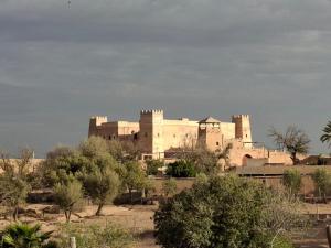 a large castle in the middle of a desert at Gîte berbère in Tagadirt Alkadi