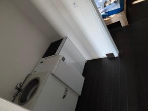 ein kleines Badezimmer mit Toilette und Waschbecken in der Unterkunft imperial 3 in Leuenberg