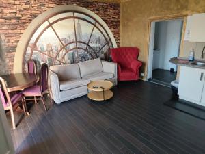 ein Wohnzimmer mit Sofa und Tisch in der Unterkunft imperial 3 in Leuenberg