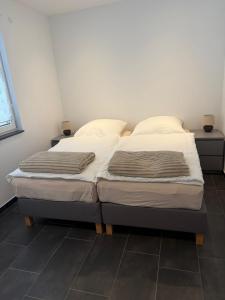 two beds sitting next to each other in a bedroom at RS home CB 1 in Cottbus