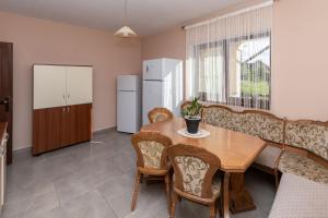a dining room with a table and a couch at Casa Bocskai-Vendégház in Sovata