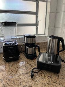 two blenders and a blender sitting on a counter at casa top proximo Fenac NH in Novo Hamburgo