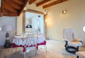 a dining room with a table and two chairs at Le paradis sur mer in Paimpol