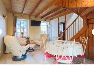 a living room with a table and chairs at Le paradis sur mer in Paimpol