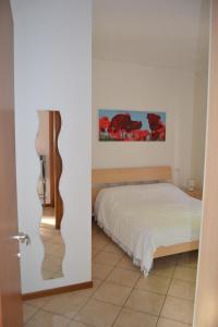 sypialnia z łóżkiem i obrazem na ścianie w obiekcie Haus and Beach w Brenzone sul Garda